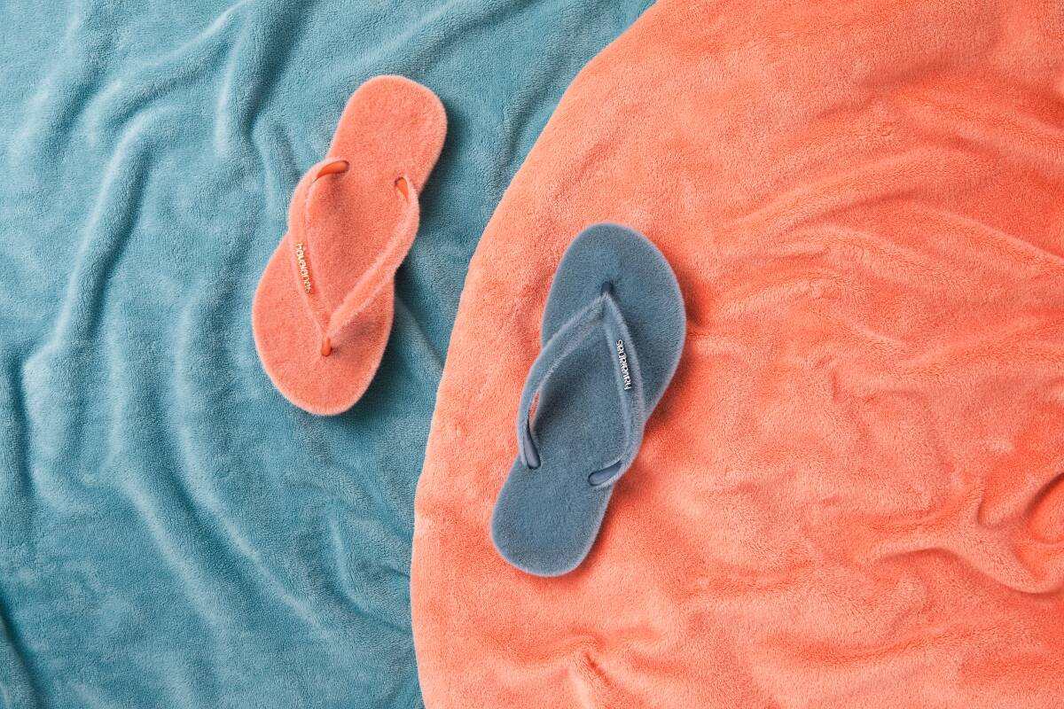 Estranhas ou fofinhas, uma coisa é certa. Estas Havaianas com pêlo vão manter-lhe os pés quentinhos