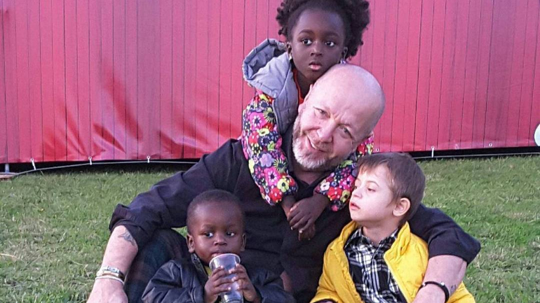 Família de Eduardo Beauté diz não ter condições para ficar com os filhos do cabeleireiro