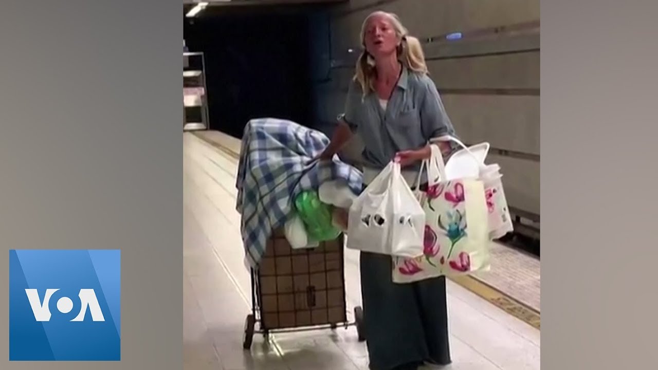 Sem-abrigo cantava no metro. Agora, tem contrato discográfico e espetáculos marcados