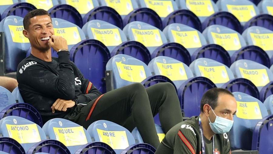 O momento maravilhoso em que uma assistente exige a Ronaldo que coloque a máscara durante o jogo de Portugal (e ele obedece)