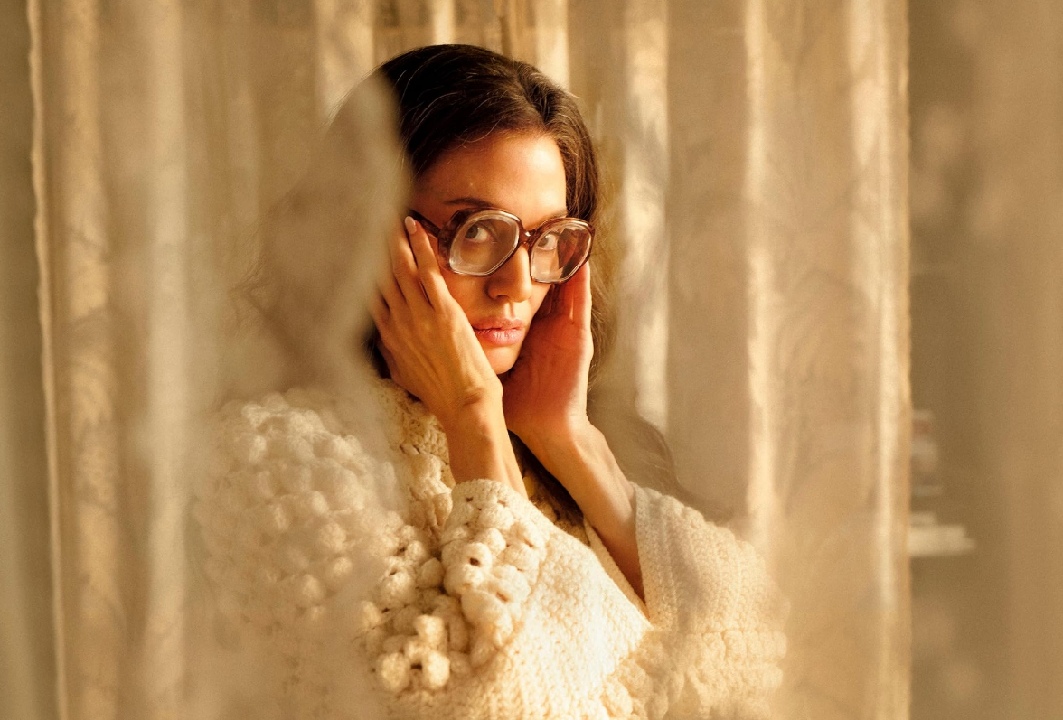 Angelina Jolie é Maria Callas no antecipado filme biográfico sobre a soprano. Vejas as primeiras imagens de “Maria”