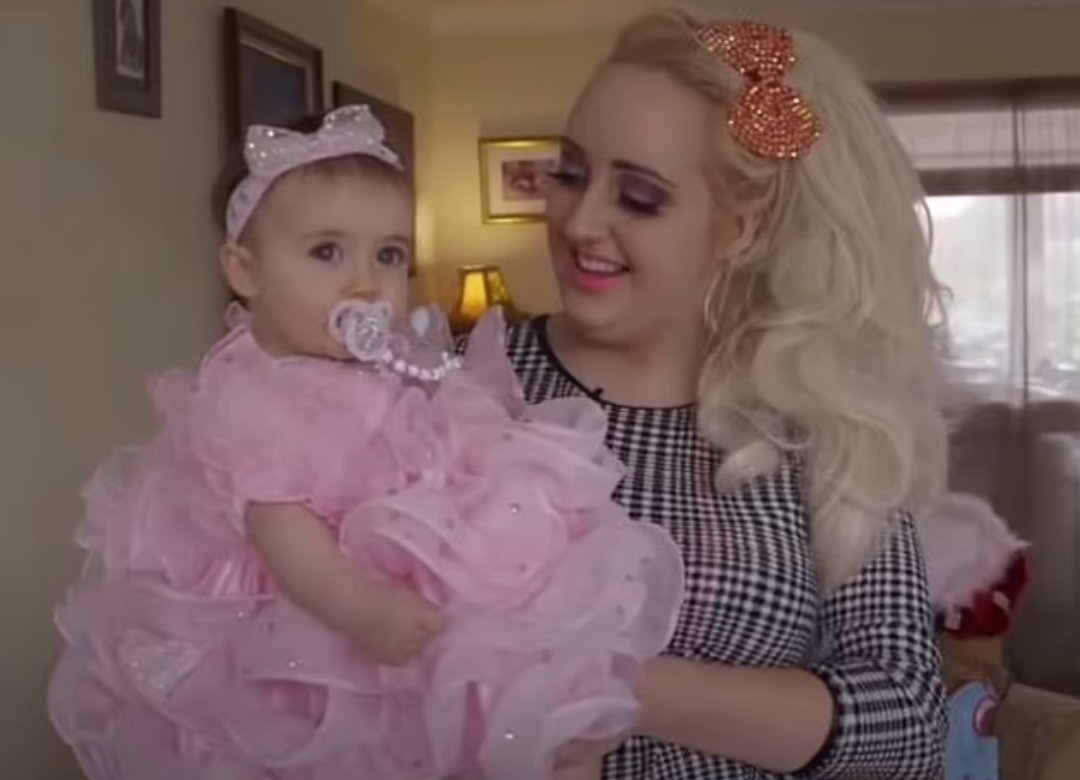 Esta mãe veste a filha de 7 meses com Dior e Louis Vuitton. Para o fazer, não paga contas e come enlatados