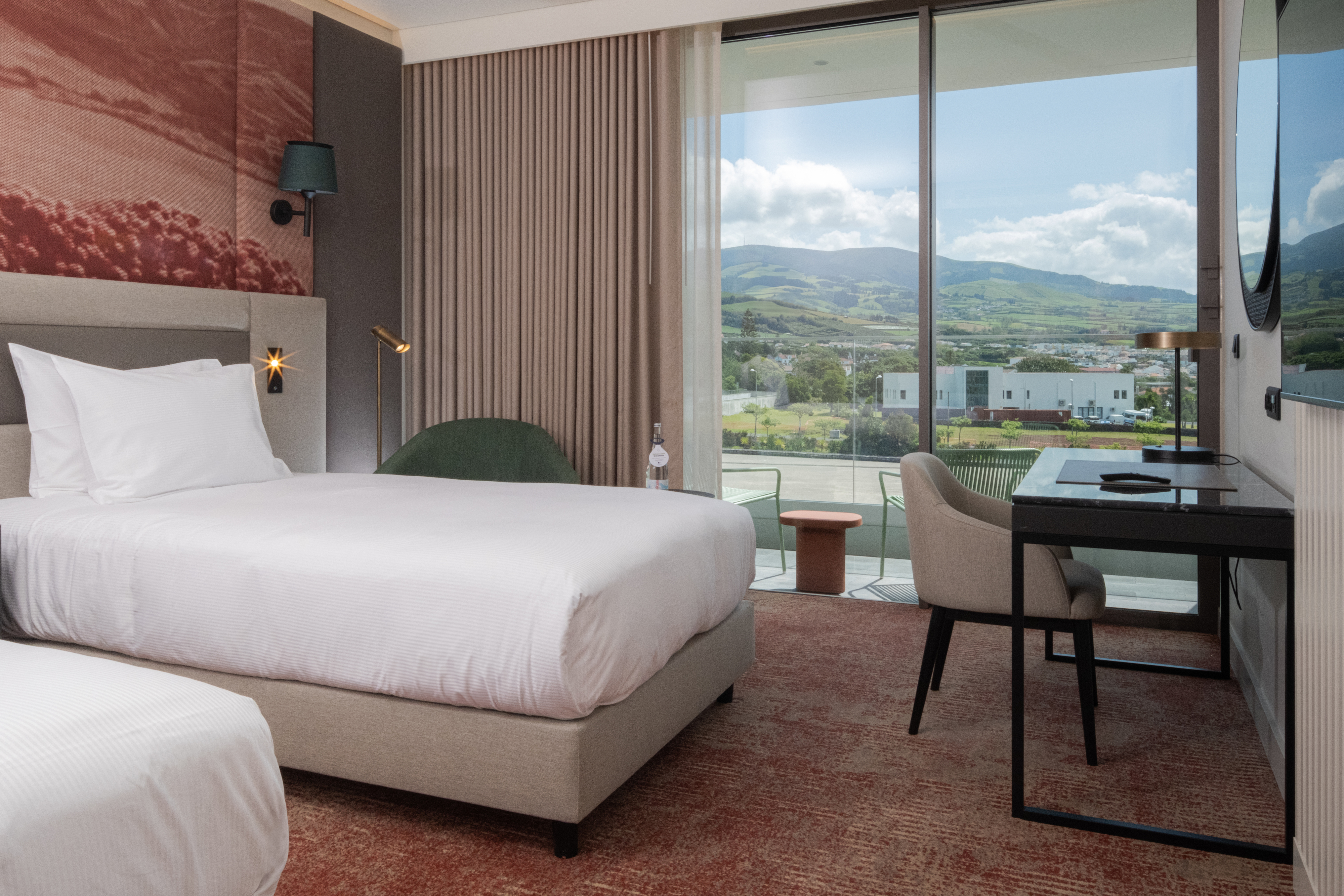 Vai de férias para os Açores? Há um novo hotel em São Miguel com piscina e vista para o mar