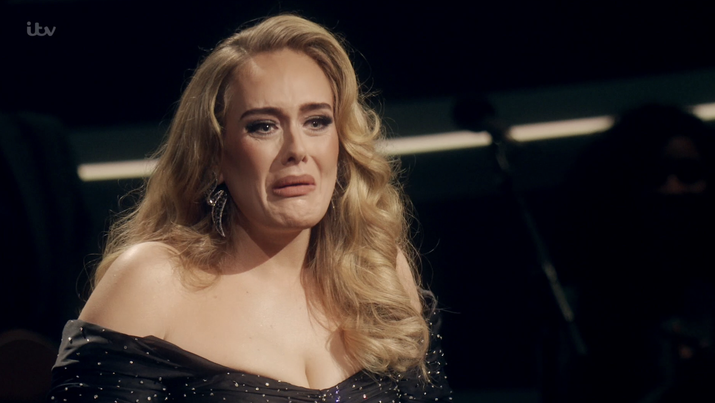 O momento emocionante em que Adele reencontra a professora de infância que a inspirou