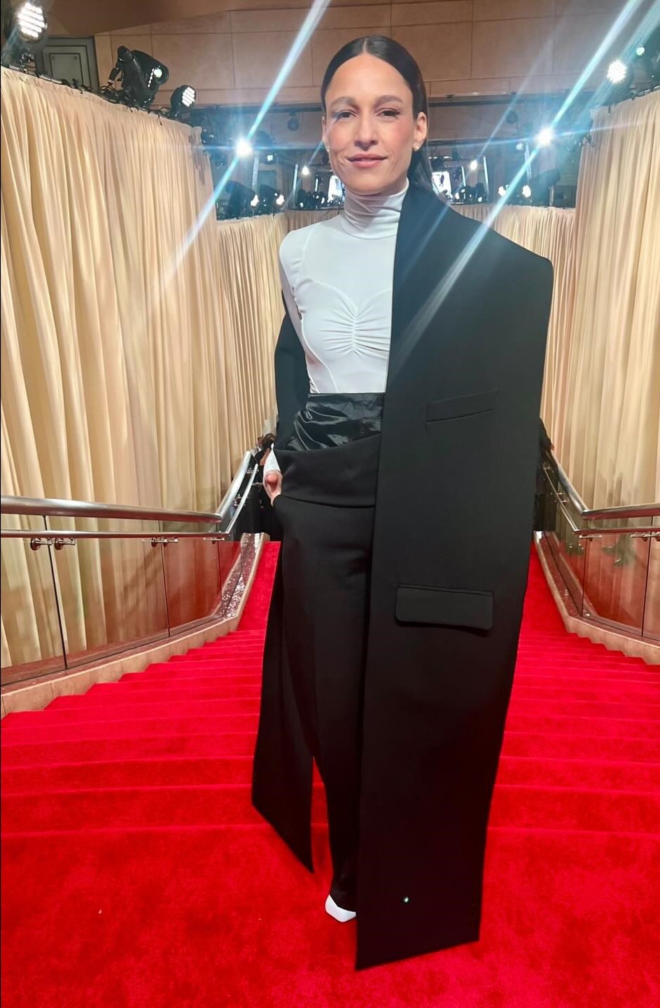 Carminho deslumbra na passadeira vermelha dos Óscares. Fadista foi apoiar “Pobres Criaturas”