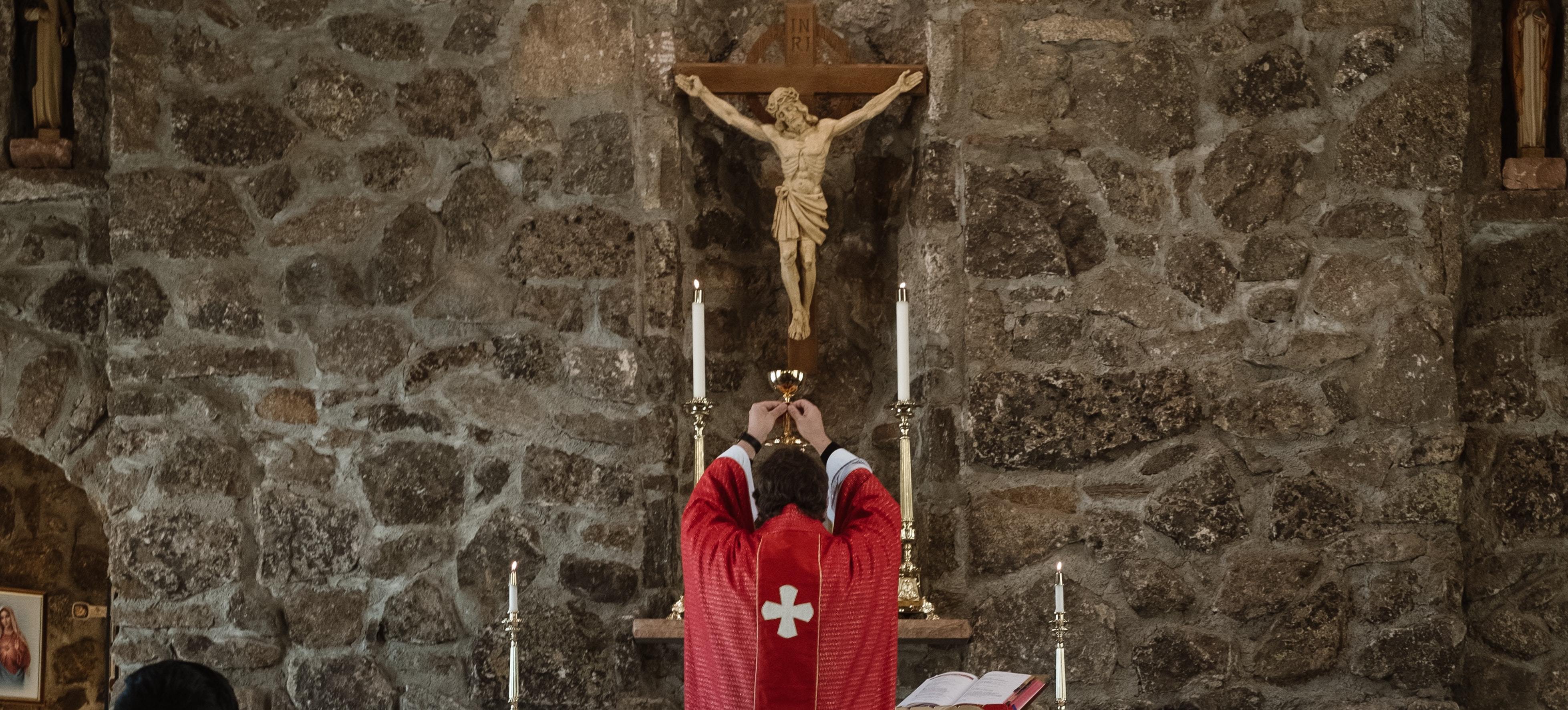 Vítima de padre afastado pelo Patriarcado revela pormenores da violação. “Gritava para ele parar e ele não parou”