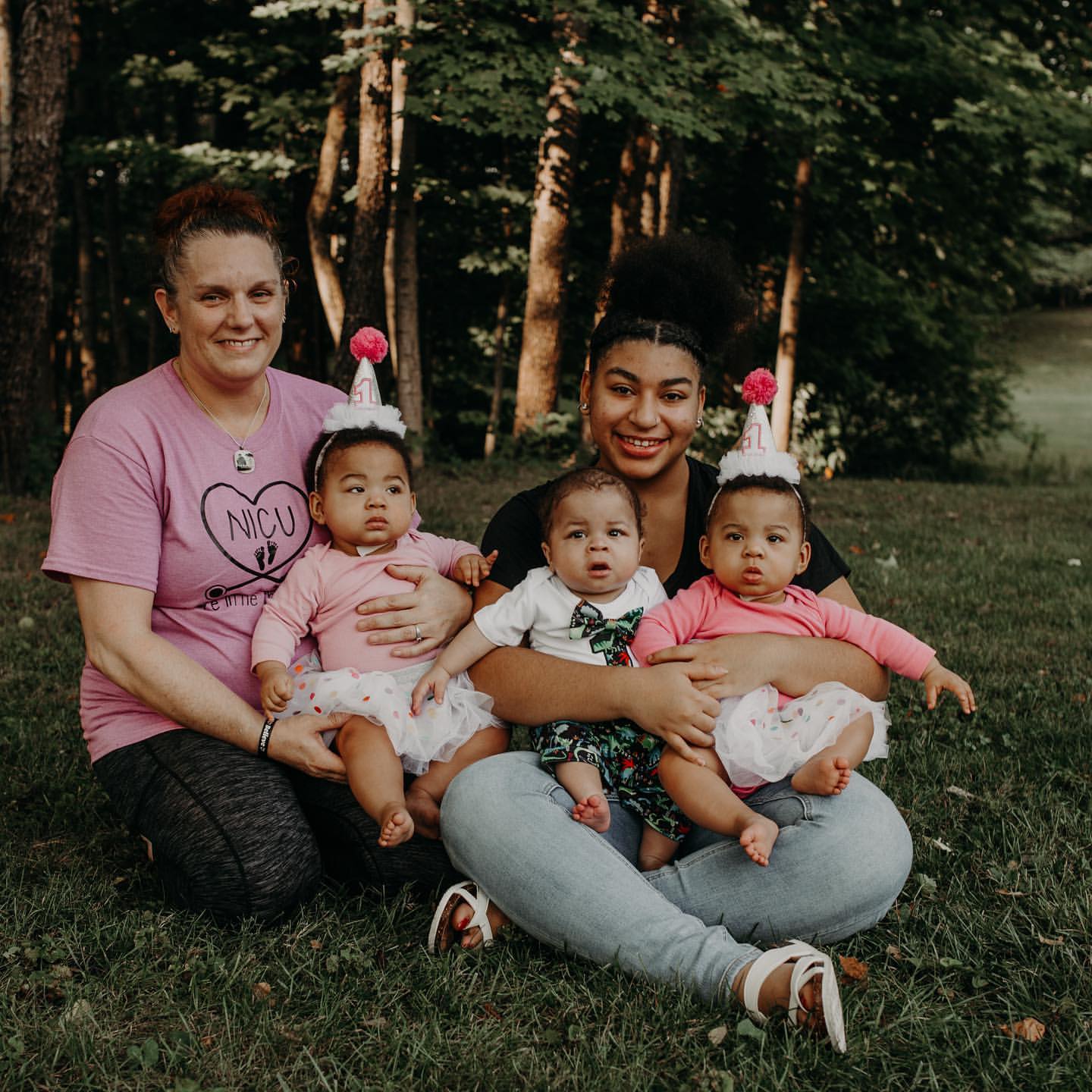 Enfermeira adota mãe de 14 anos e os filhos trigémeos para impedir que bebés fossem para casas de acolhimento