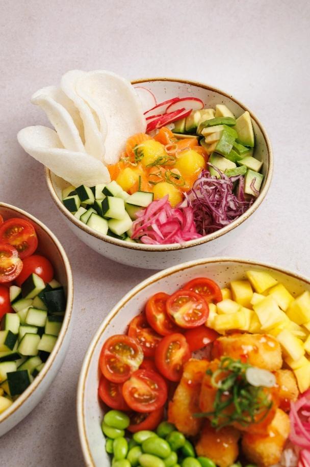 Apetece-lhe algo fresco para o almoço? Experimente os novos pokes do NOOD com salmão, camarão e tofu