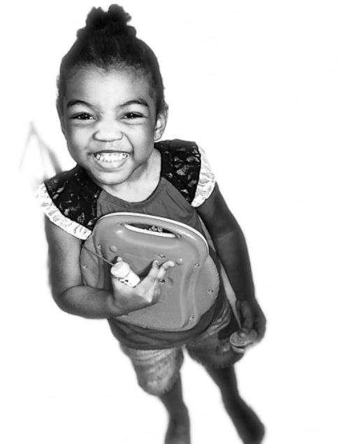 Menina de 4 anos morre após ser obrigada a beber uma garrafa de uísque