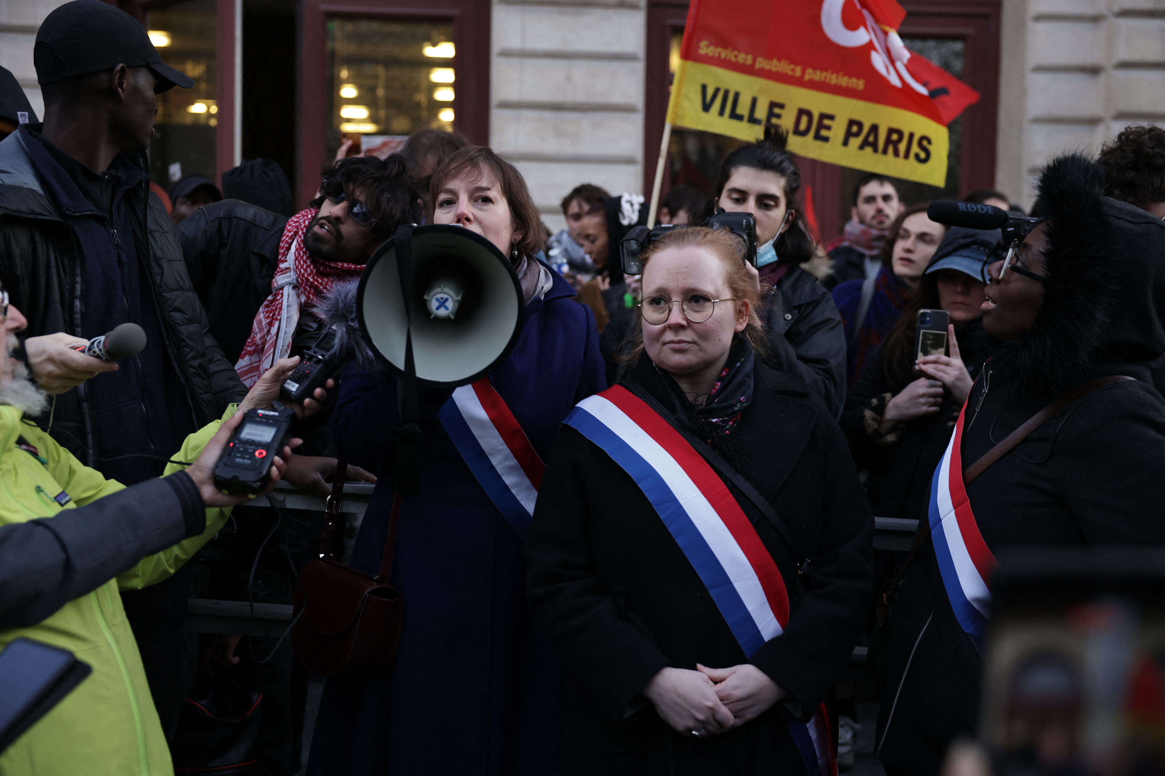 Polícia despeja centenas de migrantes que ocupavam teatro em Paris