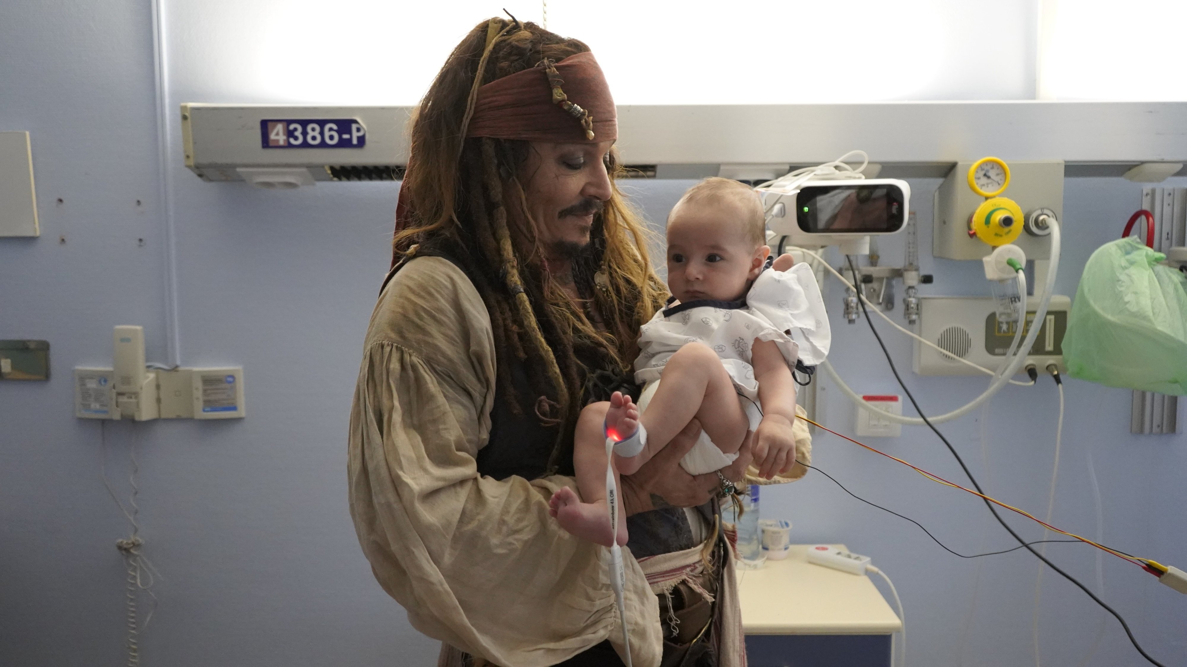 Johnny Depp vai ao baú e veste-se de Jack Sparrow para visitar crianças doentes em hospital. Veja as fotos