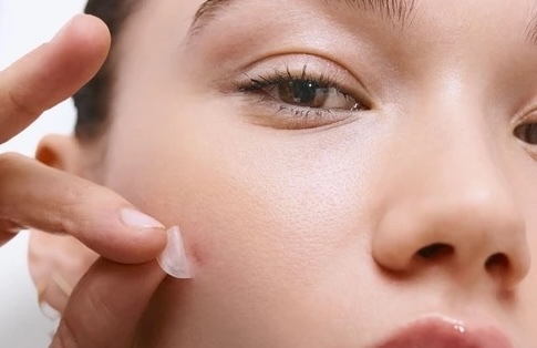 Experimentámos os pimple patches virais da Garnier. As borbulhas desaparecem mesmo em 8 horas?