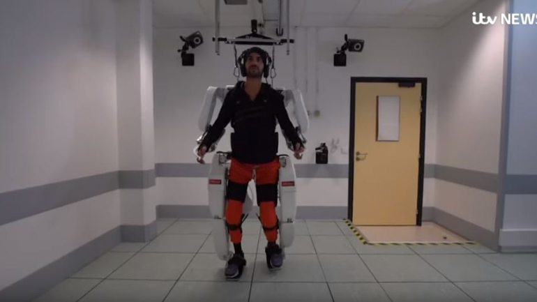 Homem paralisado consegue andar devido a esqueleto controlado pela mente