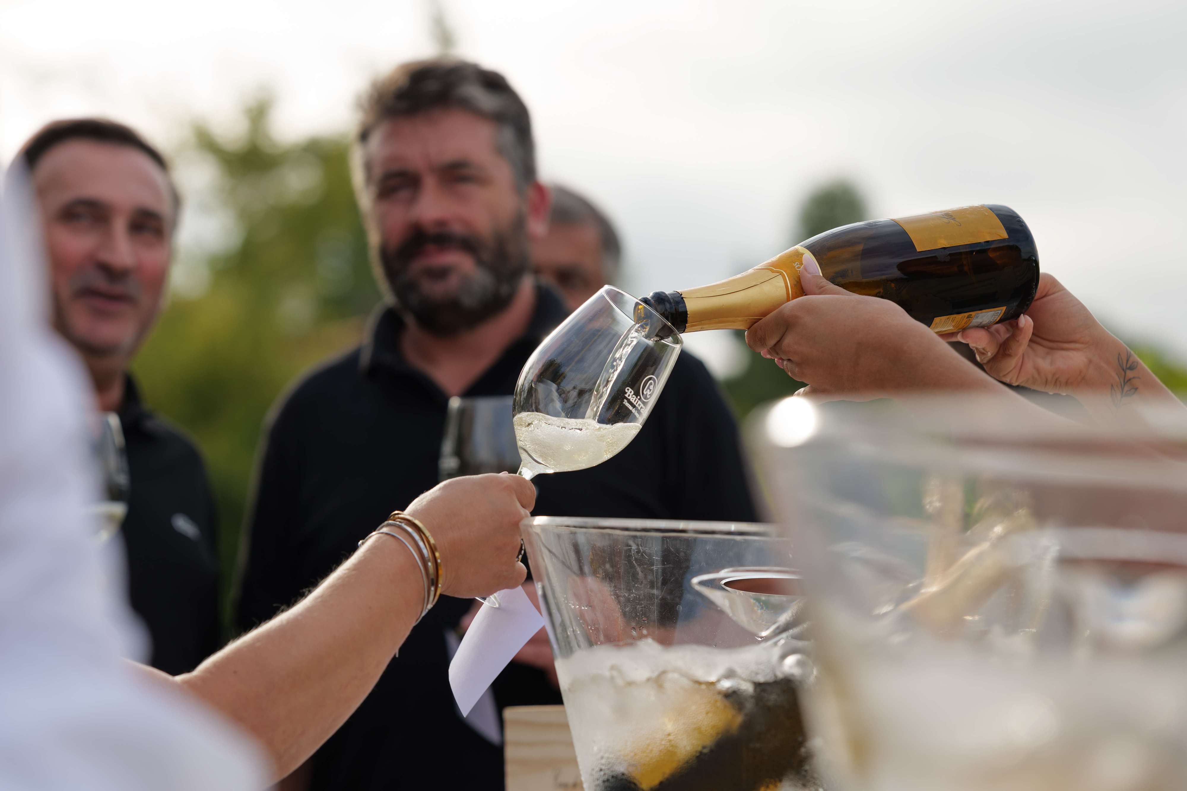 Leitão, caviar, espumante e um Porsche na vinha. São Domingos Summer Fest está de volta à Bairrada