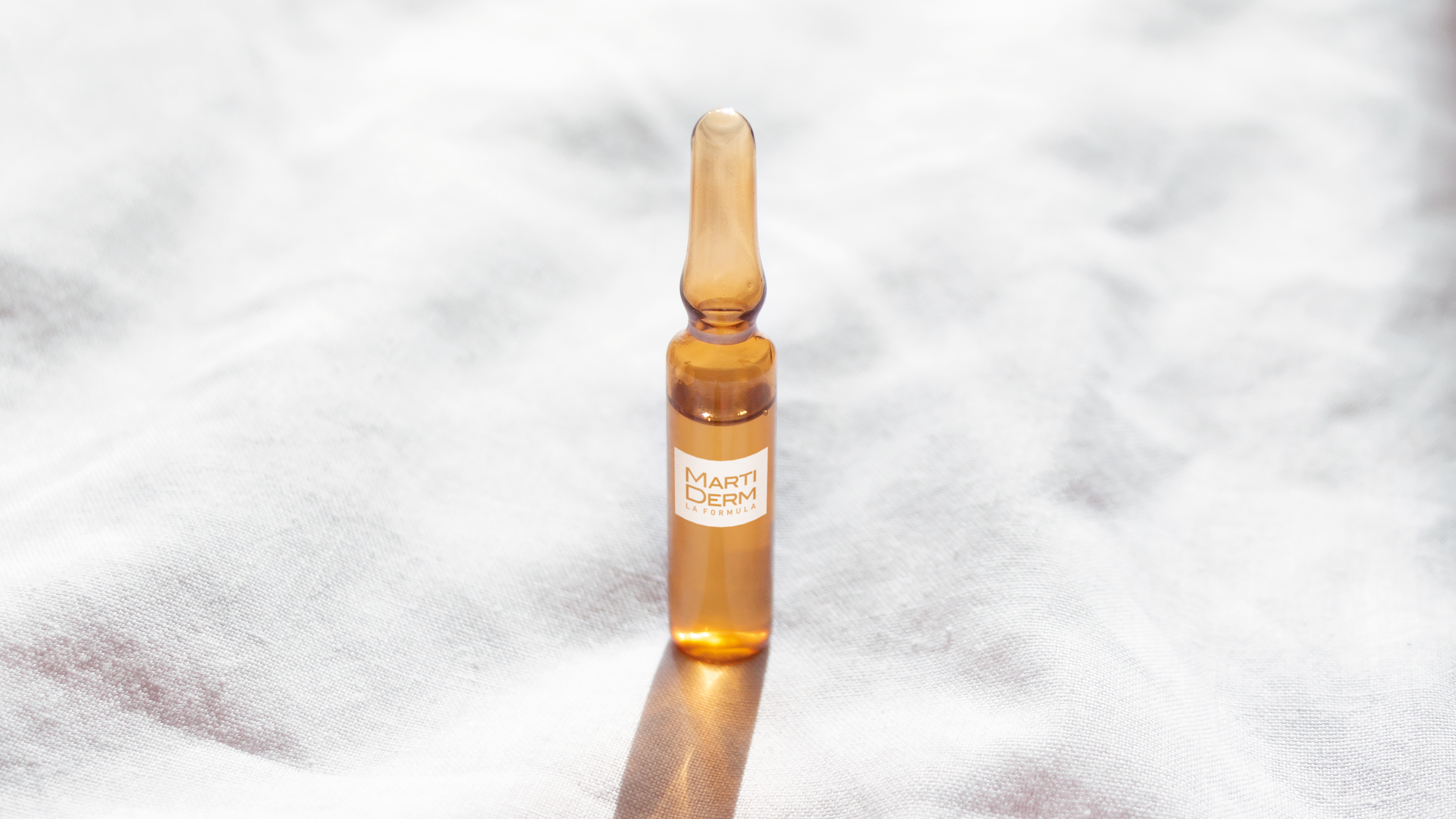 Nunca utilizou ampolas? Descubra como estes pequenos frascos podem fazer maravilhas pela sua pele