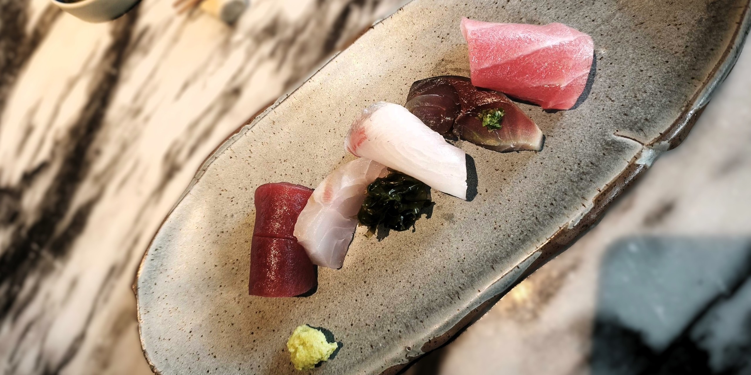 Uma barra japonesa disfarçada de bar. Assim é o almoço no Praia no Parque