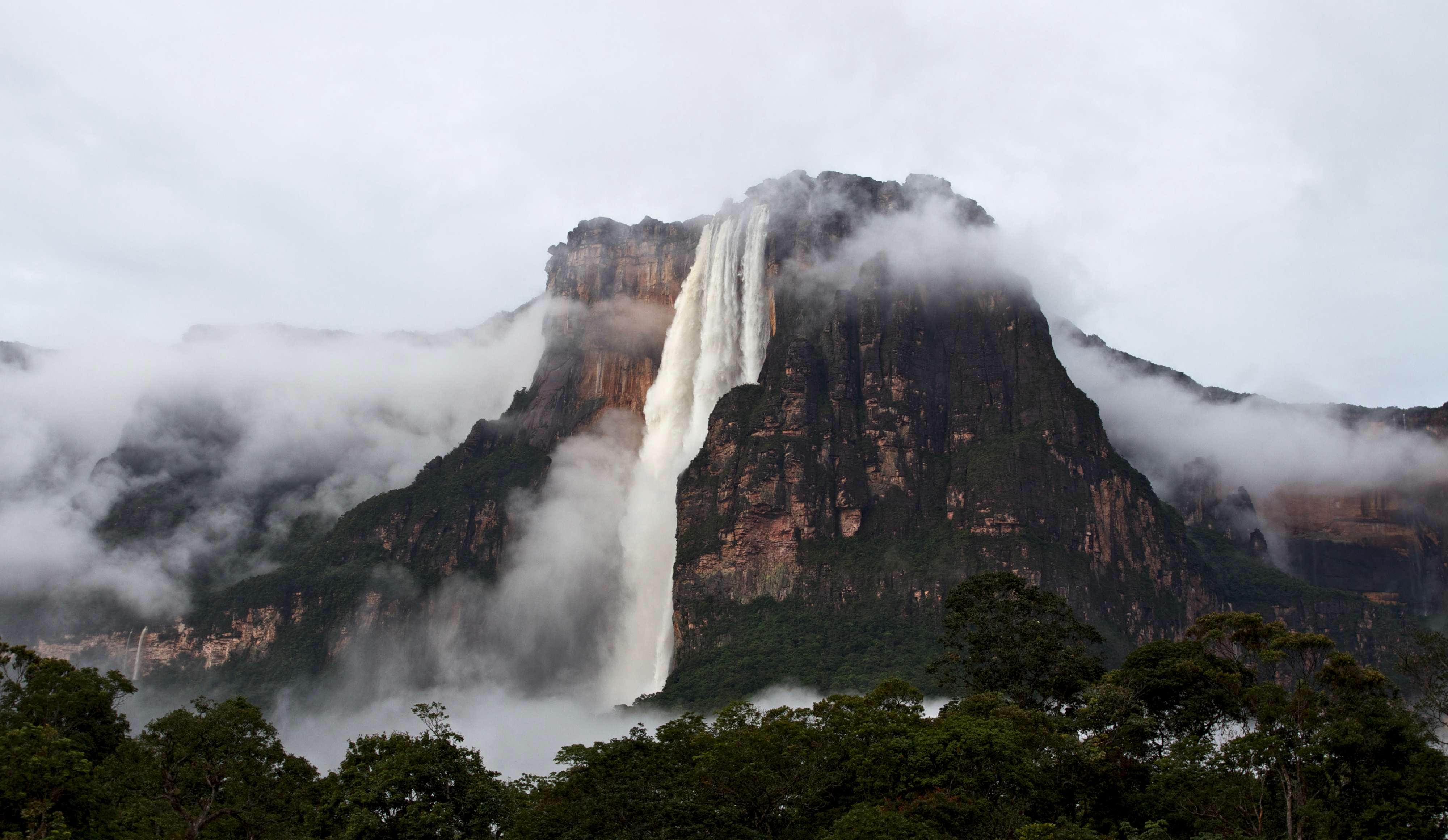 Водопад меры. Водопад Анхель. Водопад Анхель в Южной Америке. Венесуэльский водопад Анхель. Водопад сальто Анхель Венесуэла.