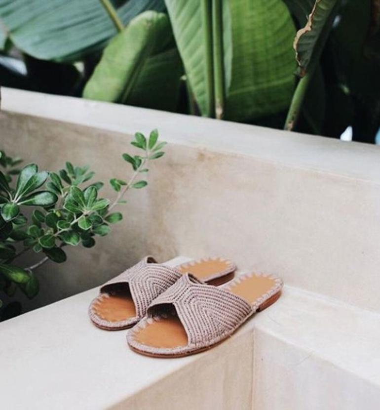 Sandálias de ráfia. A tendência de verão que as influencers mais usam