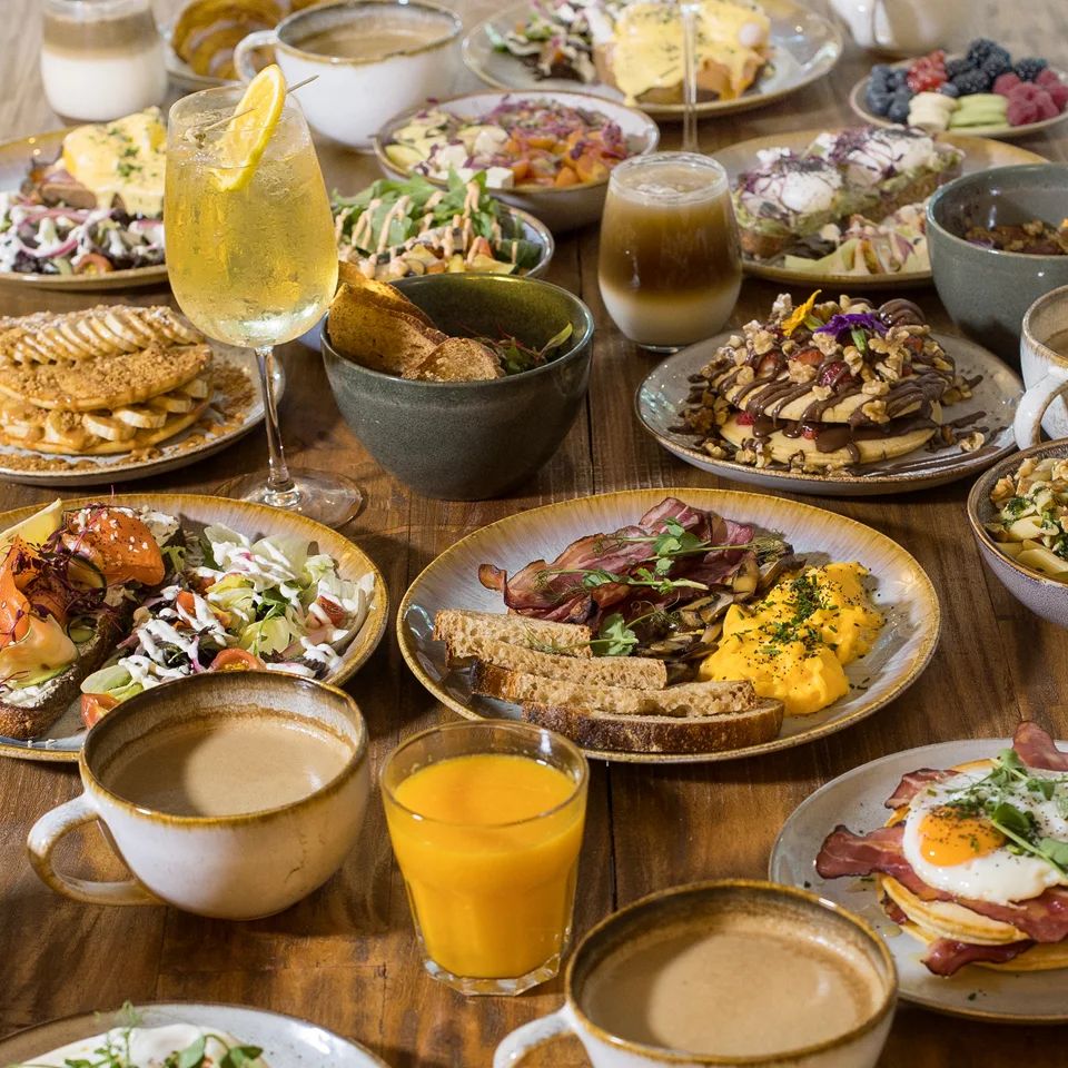 O novo brunch de Lisboa tem pokes, tostas, bowls e panquecas apetitosas. Conheça o Banana