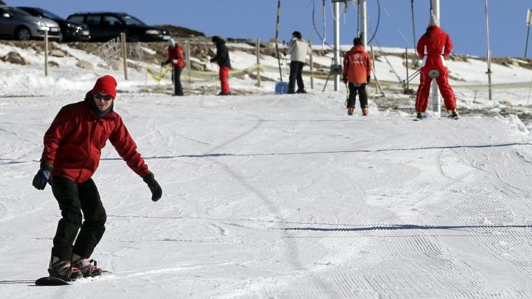 Pistas de esqui na Serra da Estrela vão reabrir. Estância anuncia data para o início da época de neve