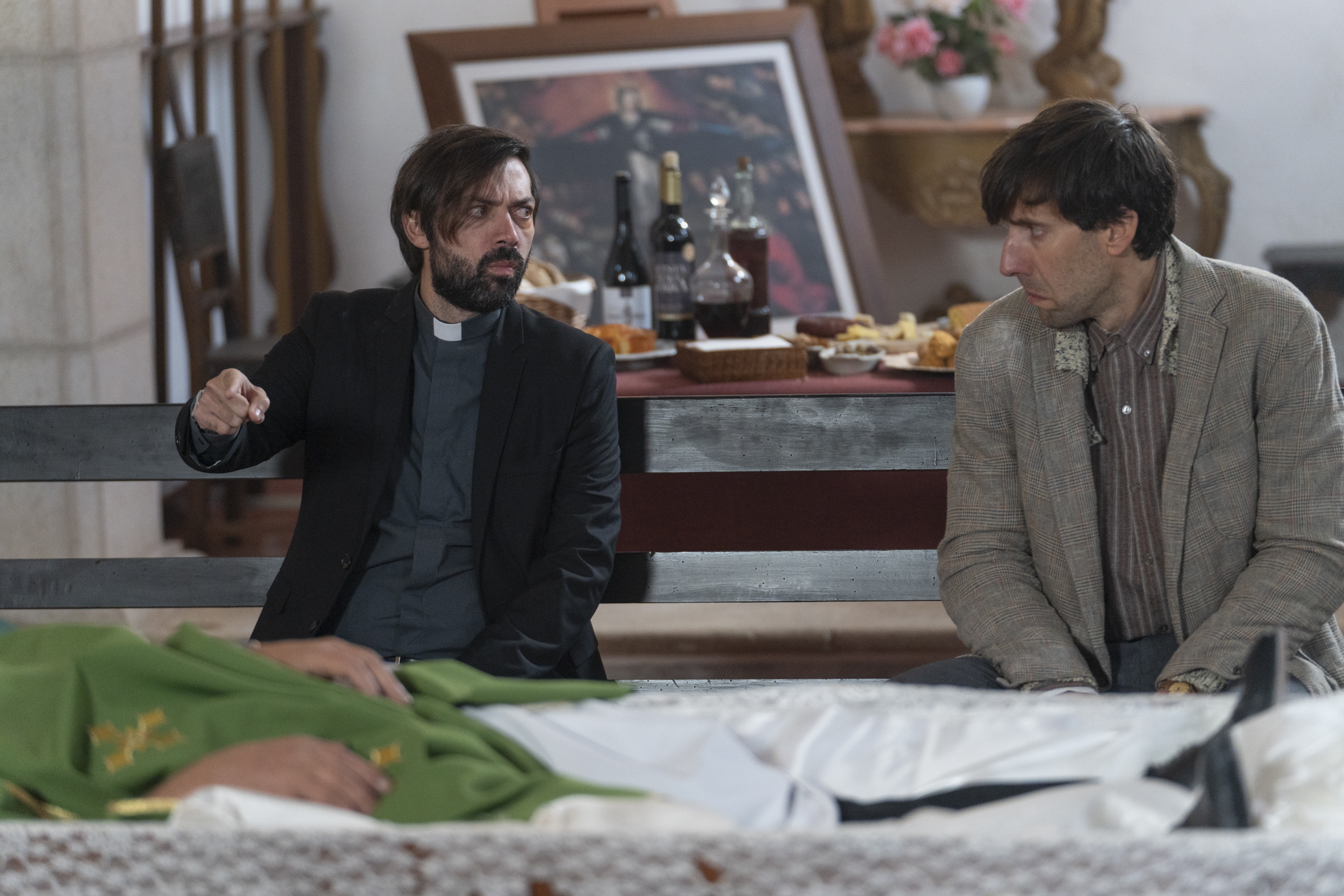 “Salto de Fé”, a nova série portuguesa que está quase a estrear aposta no humor e no padre Tiago