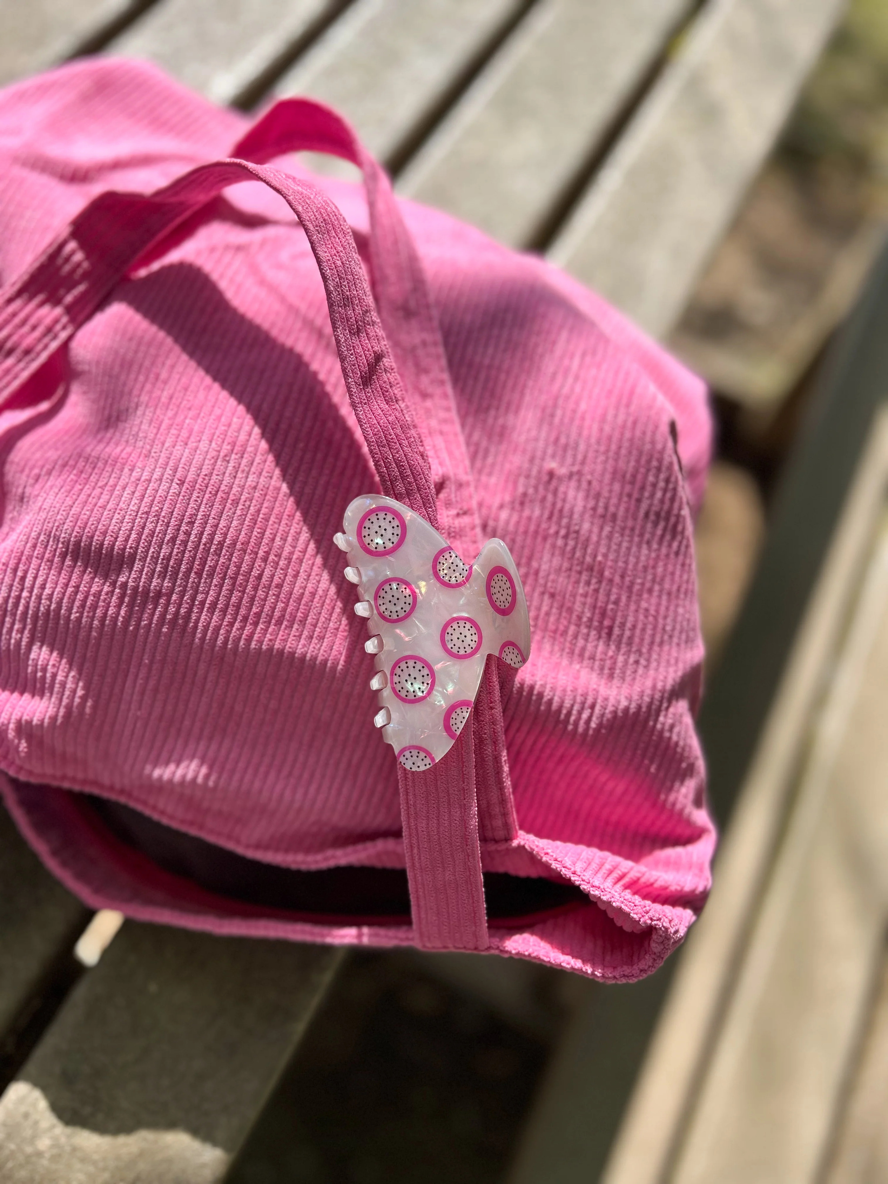 Prenda o cabelo com estilo com estas 10 molas coloridas, trendy e práticas (que gritam “verão”)