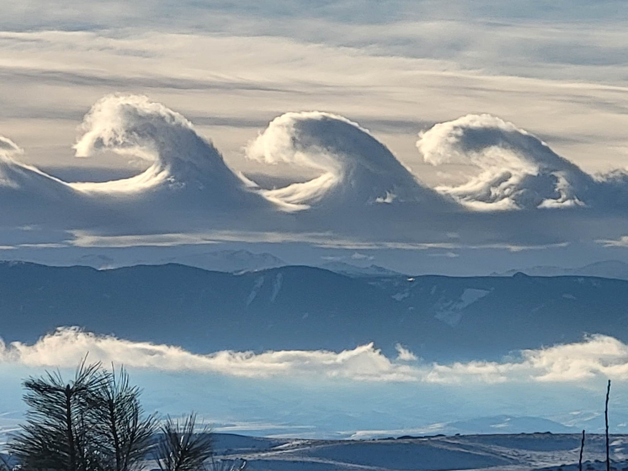 Parecem ondas ótimas para surfar, não parecem? São nuvens e formam-se devido a um fenómeno raro