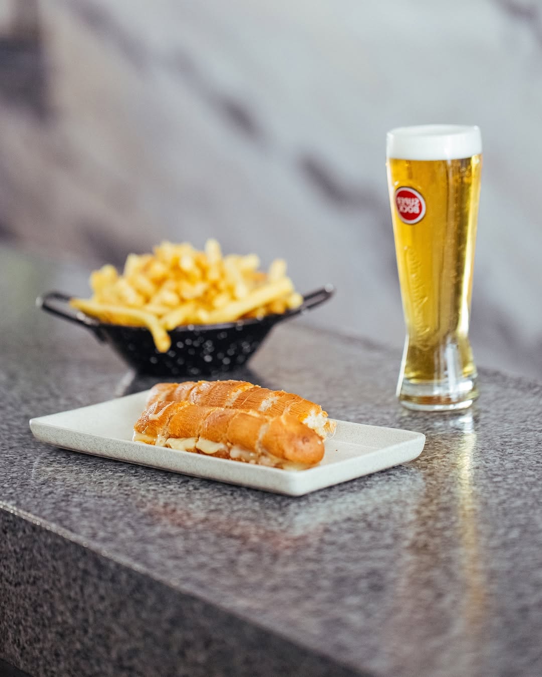 Já não precisa de ir ao Porto para comer os famosos cachorrinhos picantes. Veja onde os encontra na capital