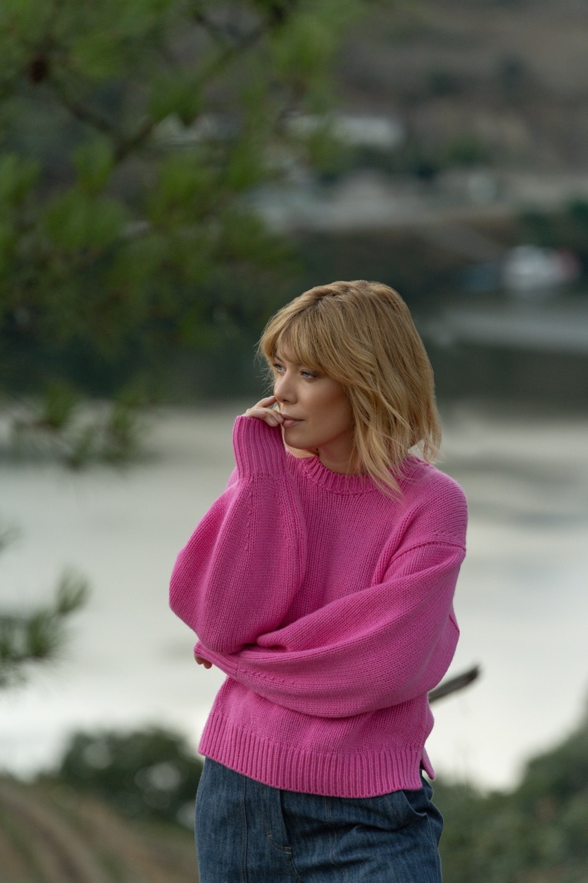 Esta camisola fofinha de Raquel Strada é perfeita para os dias frios. Saiba de onde é (e quanto custa)