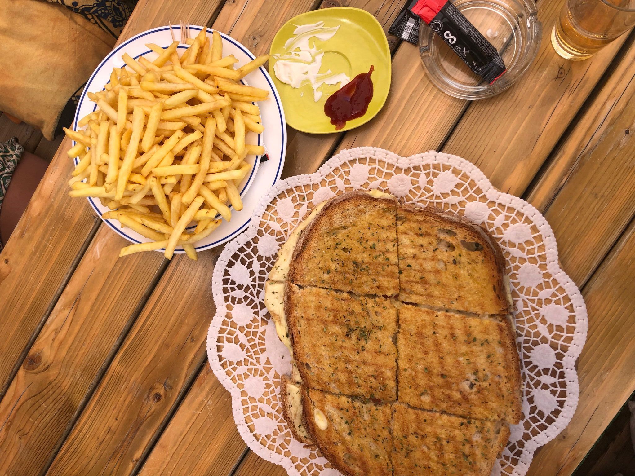 Conheça o restaurante da Ericeira com tostas XL de bacalhau e chocolate e pipocas grátis