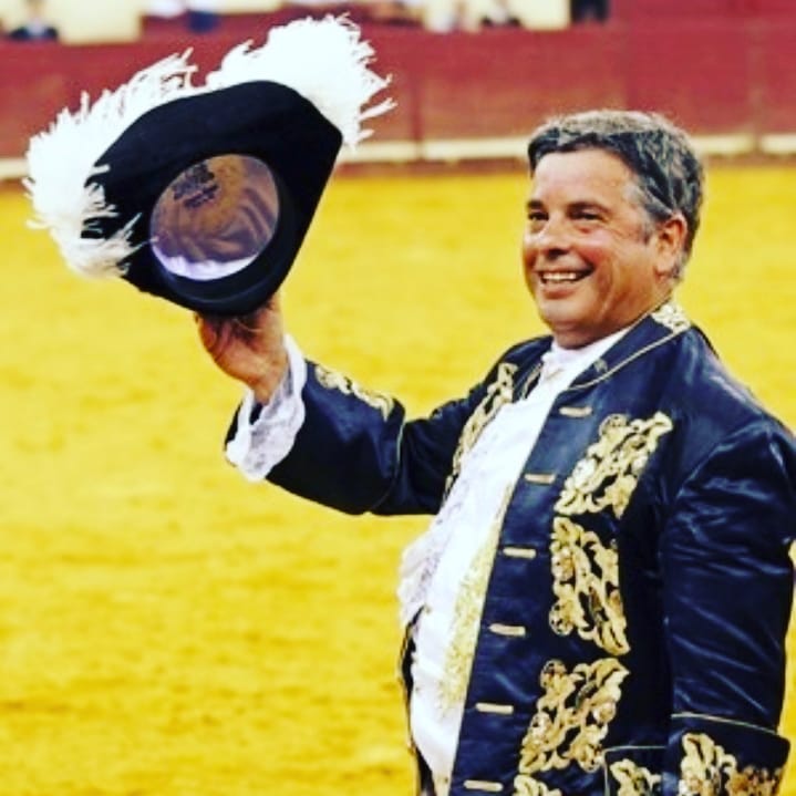 João Moura colhido por touro durante corrida. Cavaleiro foi transportado para o hospital (VÍDEO)