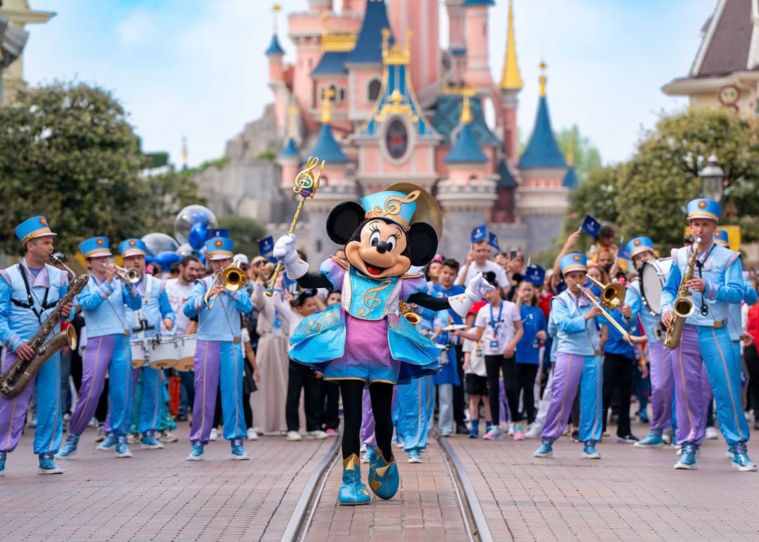 Homem tenta casar-se com menina de 9 anos na Disneyland Paris. Funcionários travaram tudo