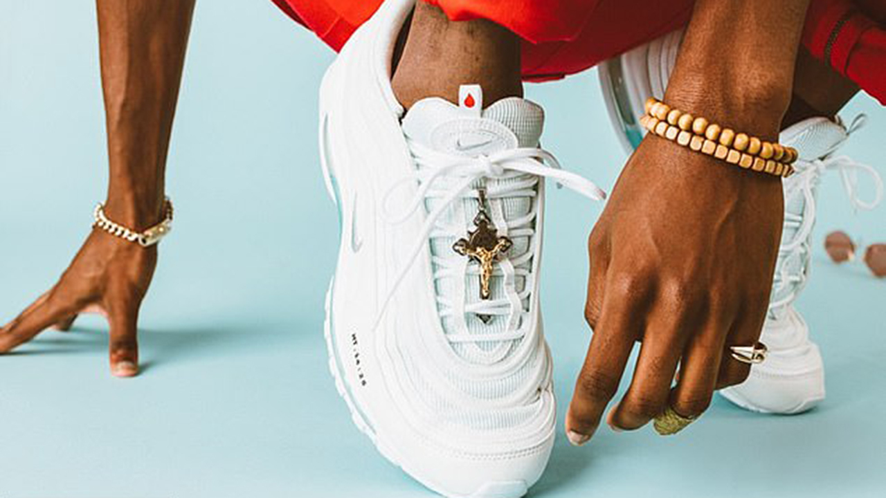 Novos Nike com água benta esgotam em minutos