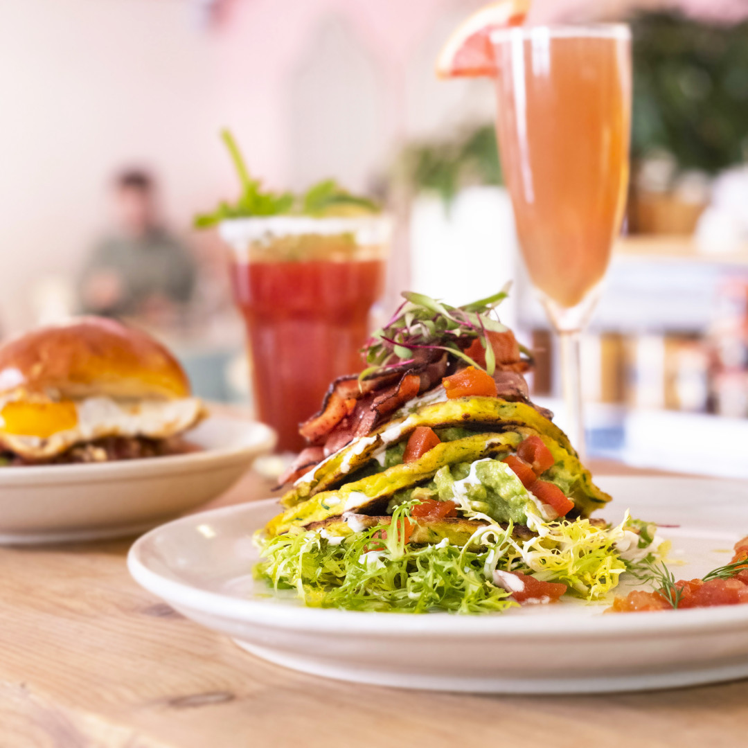 Provámos as panquecas de curgete do Brunch at Mila’s, a mercearia que se transformou em café depois da pandemia