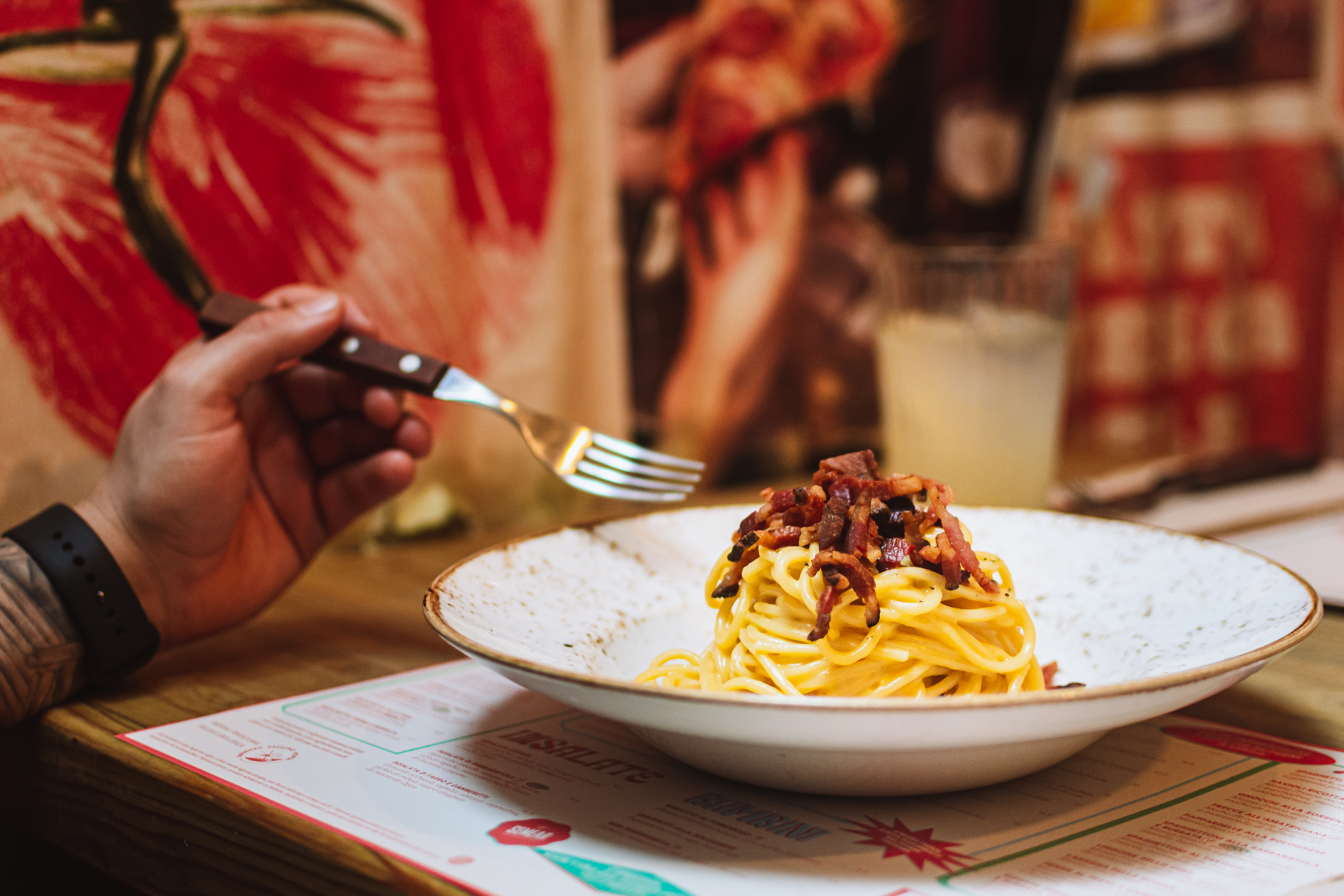 Começar com Bellini e acabar com tiramisù. Tudo o que comemos no novo Pasta non Basta em Cascais