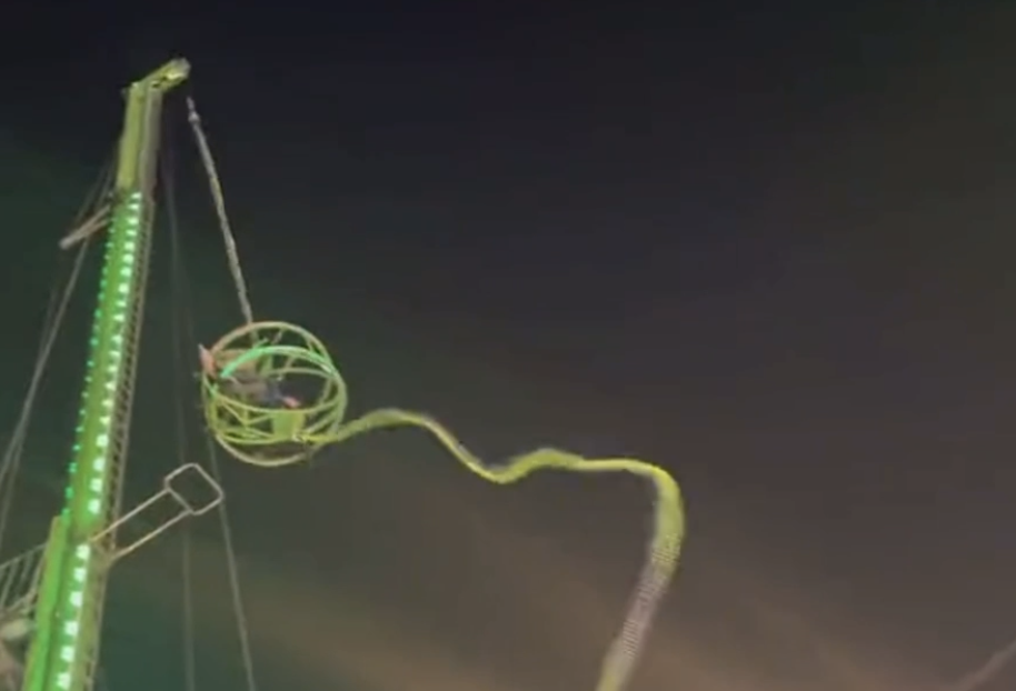 Pânico em feira de Natal. Elástico de diversão solta-se e deixa duas pessoas presas em cápsula. Veja o vídeo