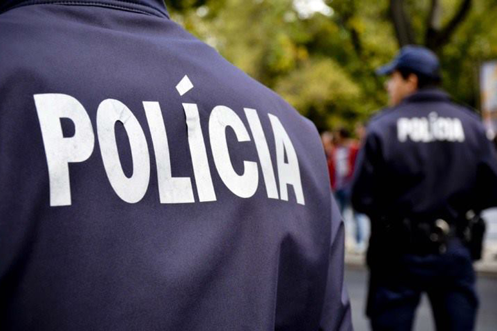 Descoberta macabra. Ossos humanos embrulhados em jornal encontrados num terreno em Oeiras