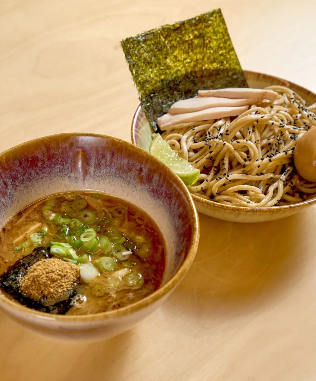 Farto do ramen tradicional? No Ajitama há novas formas deliciosas para o pôr à prova