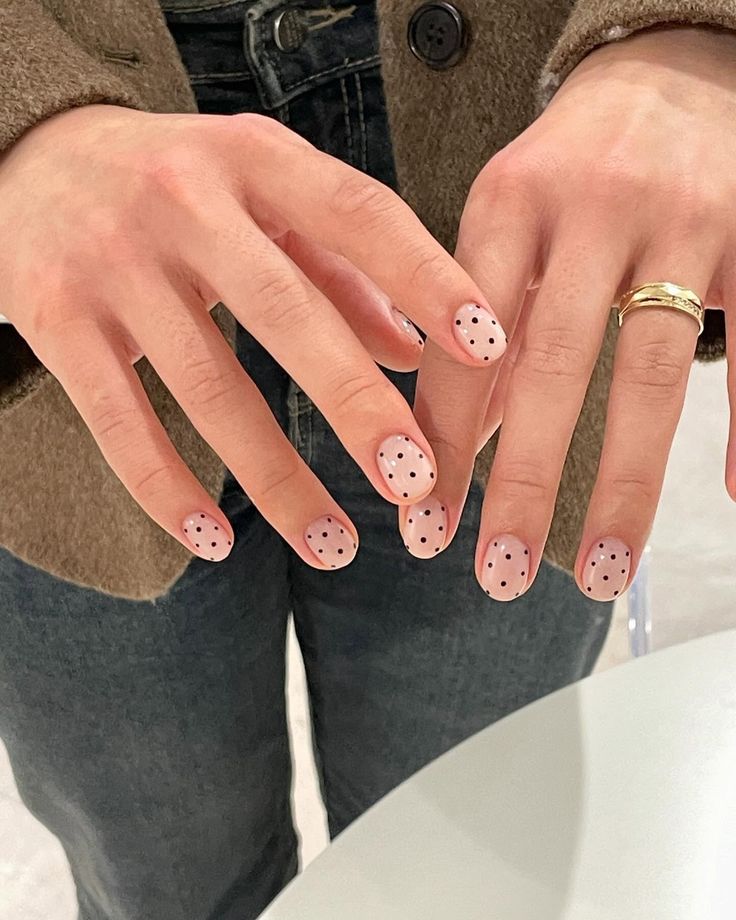 Polka dots é tendência até nas unhas. Inspire-se com estas 19 maneiras diferentes de aderir à manicure