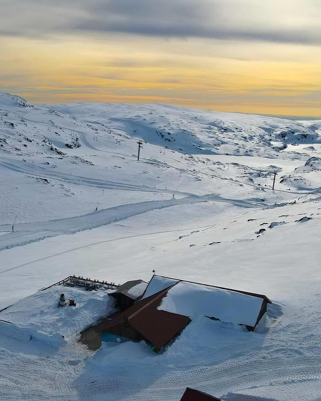 Esta Páscoa vá ver a neve e almoce com vista para a Serra da Estrela (há marisco, bacalhau e cabrito)