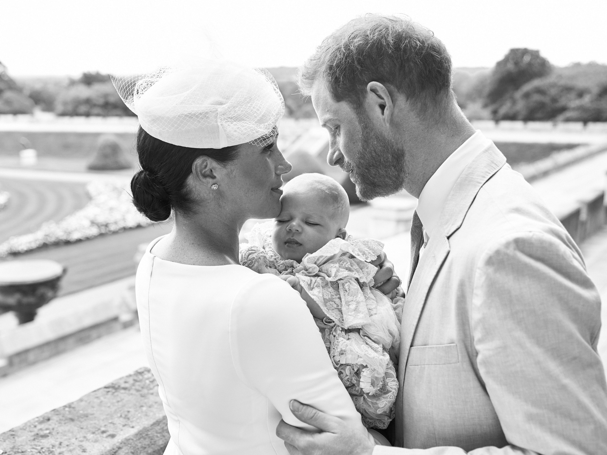 Harry e Meghan só querem mais um filho e adoção não está descartada