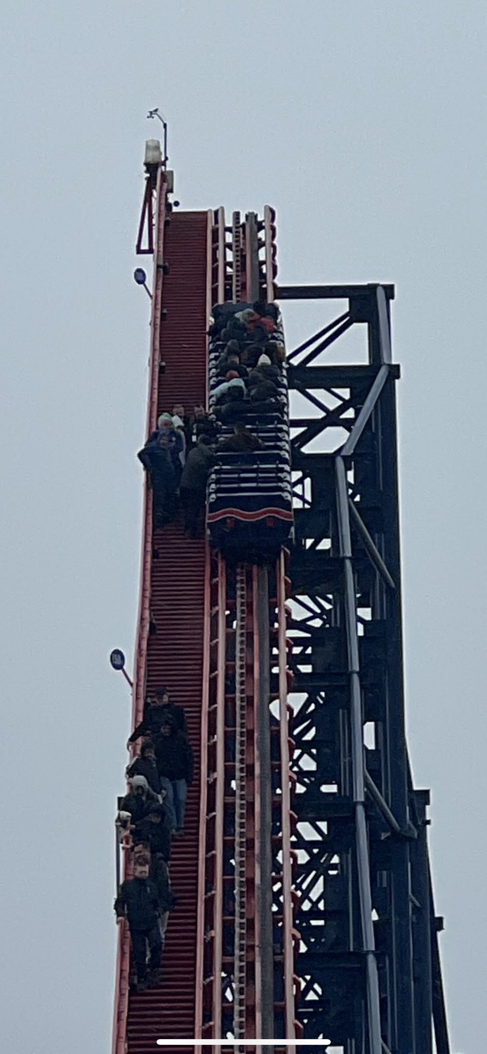 Esta montanha-russa foi obrigada a parar para evacuar os passageiros. As imagens são assustadoras