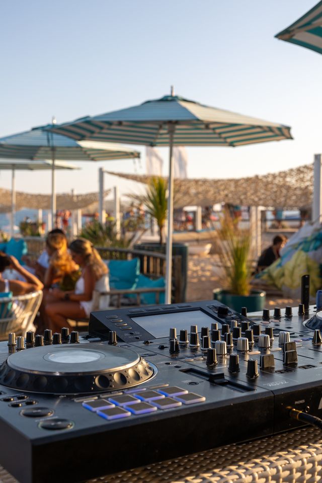Armação Beach Club. O novo spot do verão tem comida, cocktails e sunsets algarvios