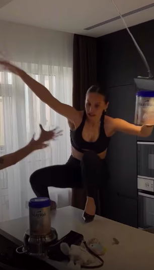 Influencer parte a coluna ao fazer o novo desafio viral que envolve equilíbrio e stilettos. Veja o vídeo