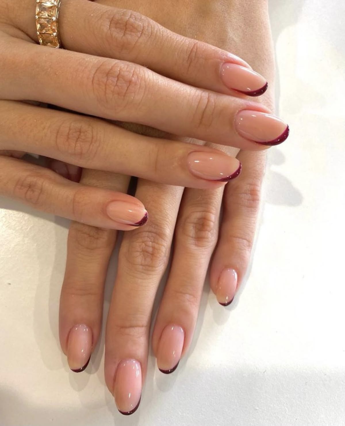 Manicure francesa com um twist é tendência forte nas unhas. Inspire-se com estas 13 fotos