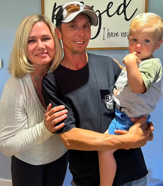 Esta norte-americana adotou o filho da ex-mulher do marido, que morreu na semana em que deu à luz