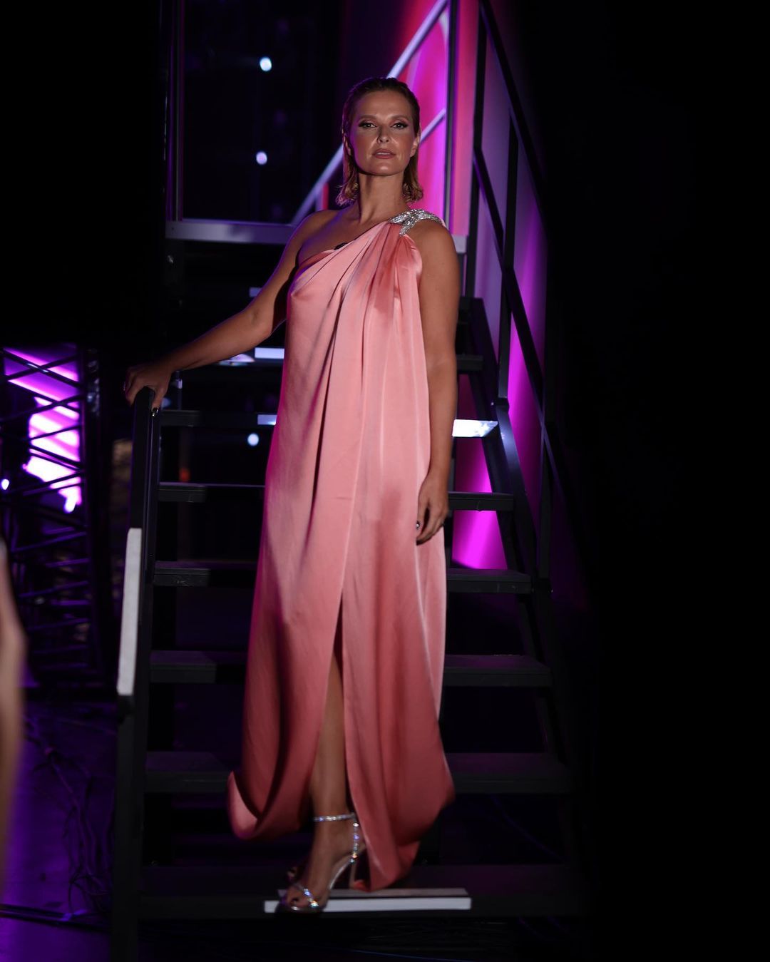 Cristina Ferreira abandona o branco na estreia do “BB”. Em vez disso, aos domingos usa rosa