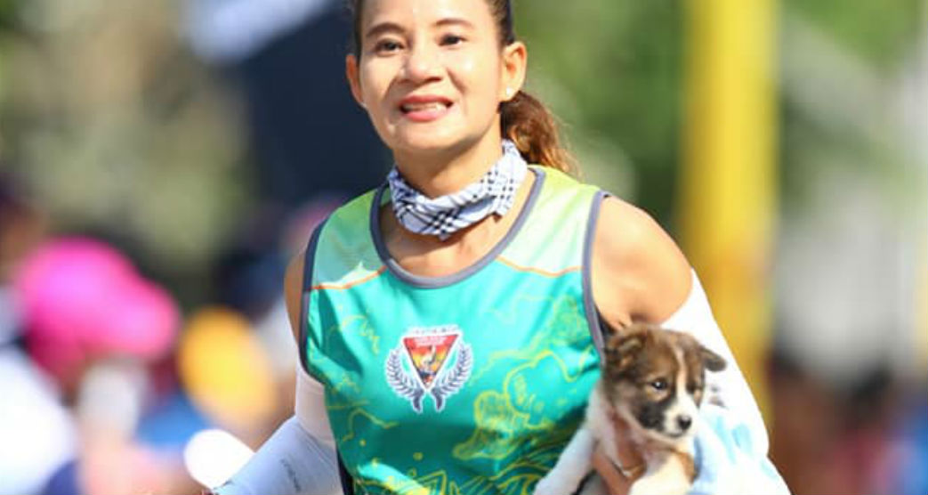 Maratonista cruza a meta com cão que salvou durante a prova