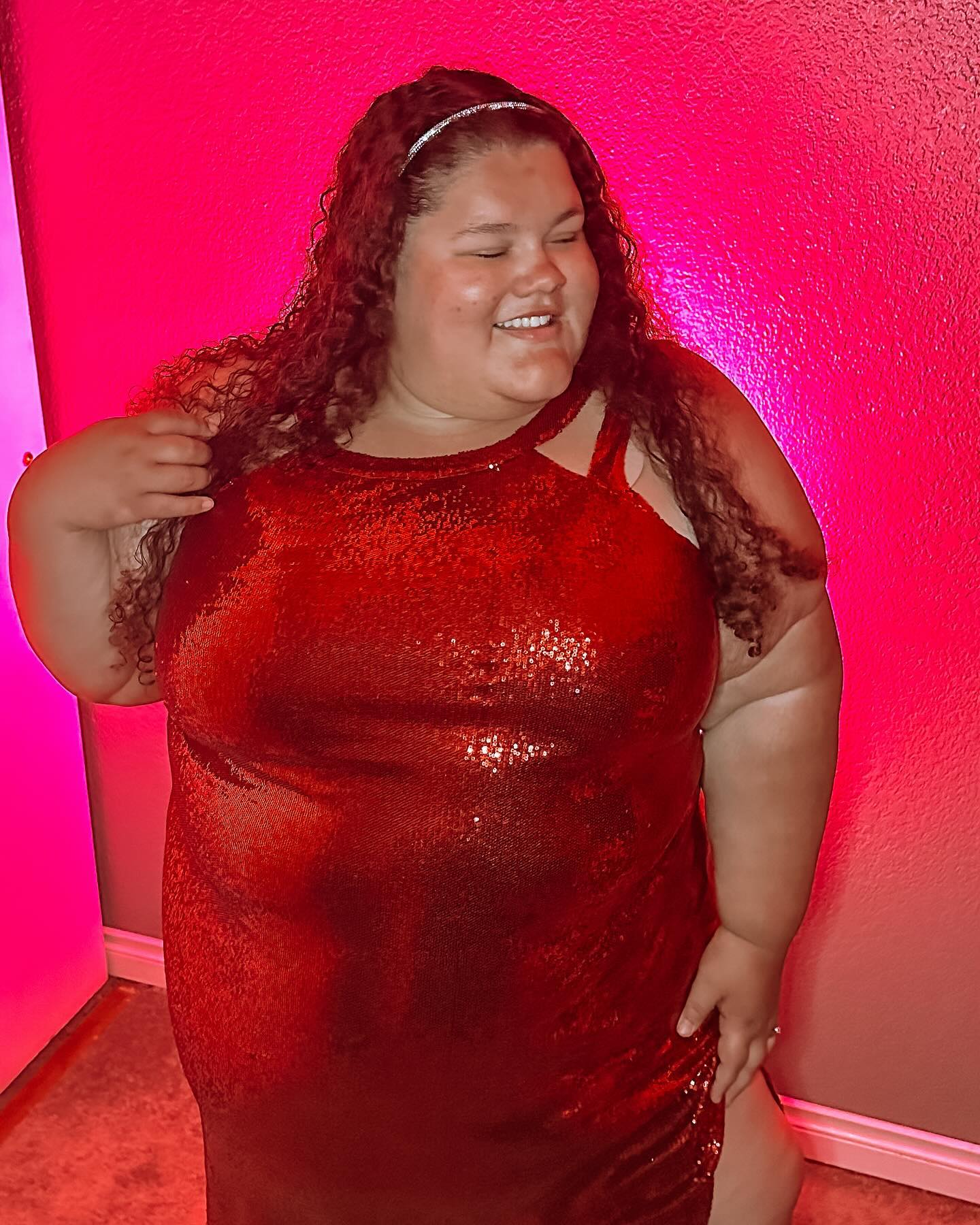 Influenciadora obesa fica presa em porta de aeroporto e acusa funcionários de a discriminarem pelo peso