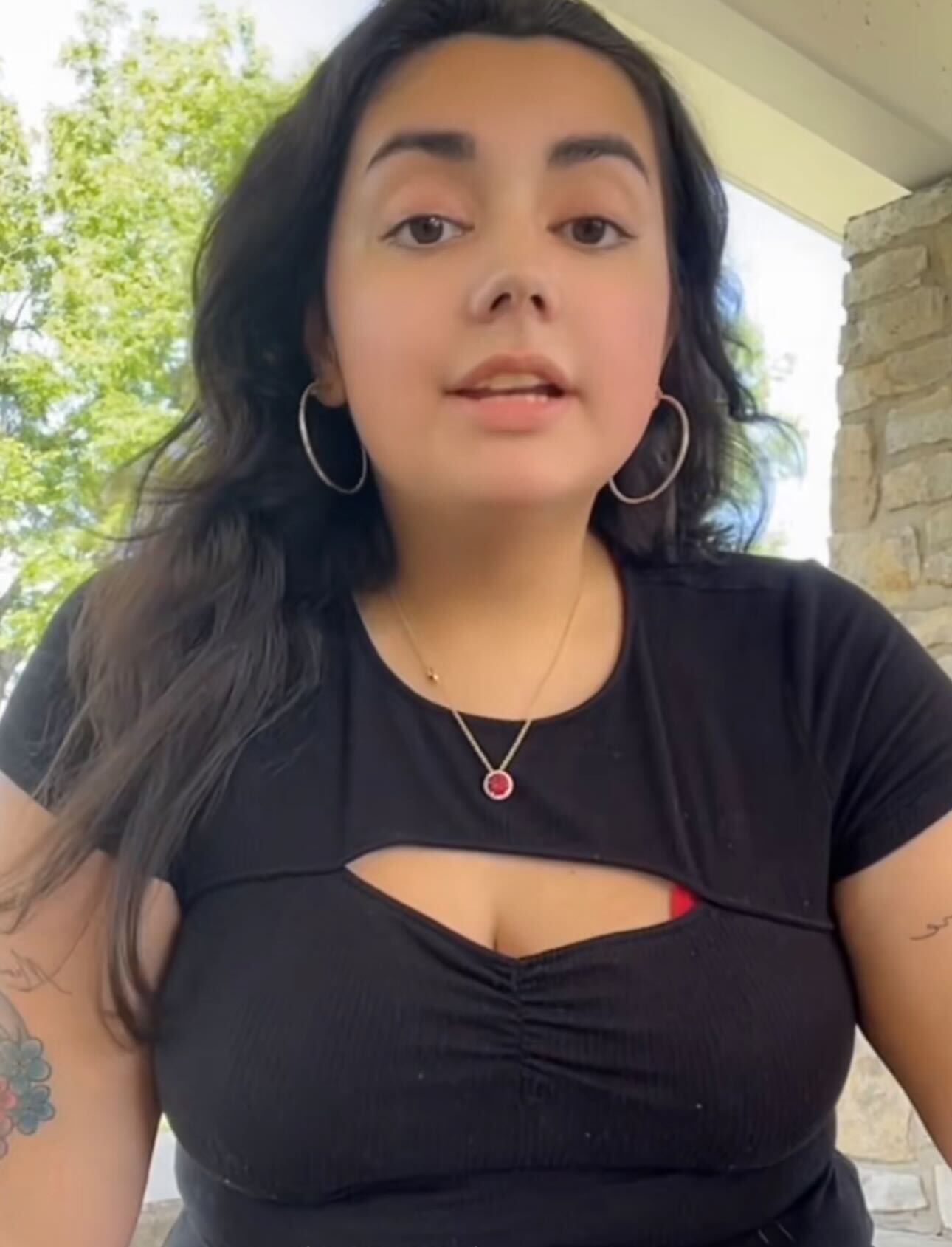 Jovem foi baleada quatro vezes e diz que cinta de Kim Kardashian salvou-lhe a vida. “É como uma armadura”